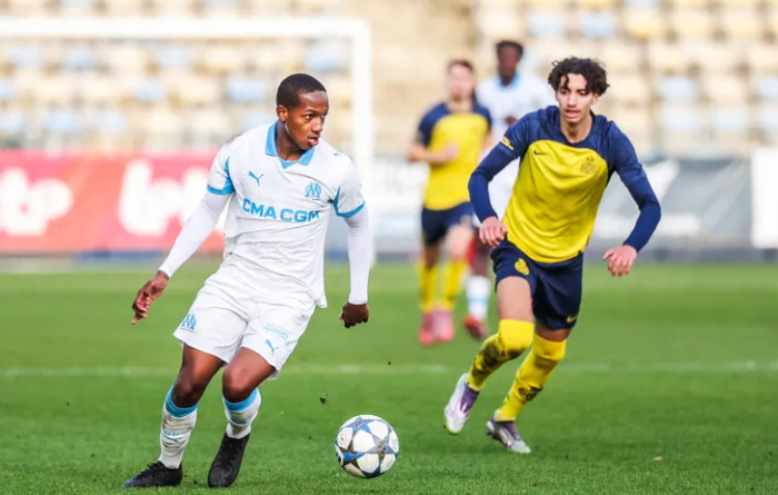 Loaned to Nàstic de Tarragone in the Spanish third division during the second half of the season, Keyliane Abdallah delivered consistent good performances. This has made the OM attacker a wanted player in France. Used by Roberto De Zerbi in some friendly matches in recent months, Keyliane Abdallah has rarely been used with the Olympique de Marseille first team. Lacking playing time, the 20-year-old attacker was consequently loaned to the Spanish third division during the previous winter transfer window. Playing for Nàstic de Tarragone, the 1.85m winger stood out, scoring two goals in the league. These good performances have made the Spanish club want to continue the adventure with Abdallah. 🚨 EXCLUSIVE: Keyliane Abdallah, 20, returns to OM after his loan to Nàstic de Tarragone. According to our information, Toulouse, Montpellier and Guingamp are all three interested in signing him this summer. Nàstic is very satisfied with his loan and would like to keep him for one more season. The Tarragone club hopes to convince OM to loan out its young attacker for an additional season. But that is not really the trend according to La Minute OM, which informs us that at least three French clubs are interested in Keyliane Abdallah's profile. "According to our information, Toulouse, Montpellier and Guingamp are all three after him to sign him this summer. Nàstic is very satisfied with his loan and would like to keep him for an additional season. The Olympian attacker has several options in L1/L2. Decision in the coming weeks," reveals the specialised X account. Abdallah is sought after in L1 and L2 New sporting director Grégory Lorenzi will have the final say on this case and for OM's new strongman, it seems quite obvious that a loan to Ligue 1 or Ligue 2 will be preferred, rather than sending Abdallah back to a third-division club in Spain. It remains to be seen whether the Marseille winger, under professional contract with OM, has the level to play in Ligue 1 for a club like Toulouse. Or whether the Marseille leaders will favour a loan to Ligue 2, to Guingamp or Montpellier for example, to ensure that Keyliane Abdallah gets significant playing time in 2026-2027.